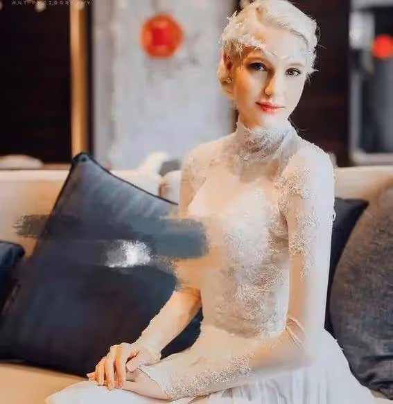撒貝寧全家低調出遊驚現身!36歲外籍妻子李白近照曝光,大長腿搶鏡氣質出眾