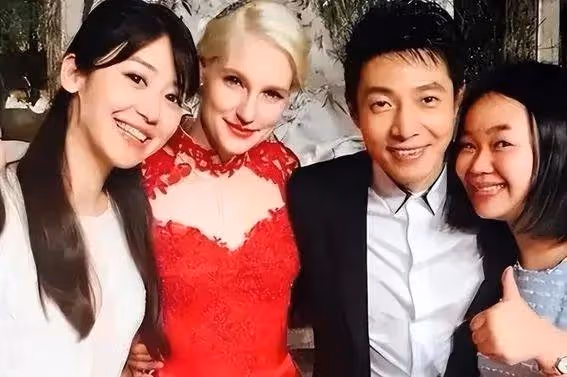 撒貝寧全家低調出遊驚現身!36歲外籍妻子李白近照曝光,大長腿搶鏡氣質出眾