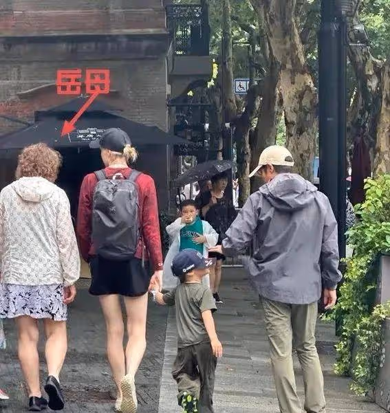 撒貝寧全家低調出遊驚現身!36歲外籍妻子李白近照曝光,大長腿搶鏡氣質出眾