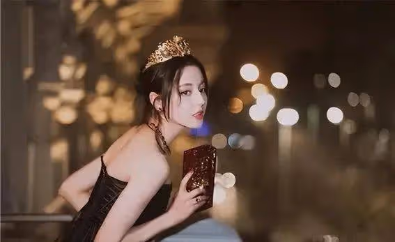 迪麗熱巴頻頻捂胸遭群嘲?私密生活照流出大白其苦衷