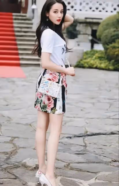迪麗熱巴頻頻捂胸遭群嘲?私密生活照流出大白其苦衷