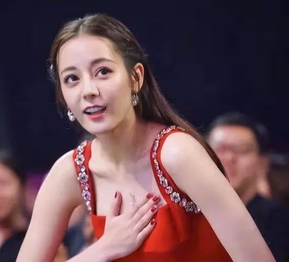 迪麗熱巴頻頻捂胸遭群嘲？私密生活照流出大白其苦衷
