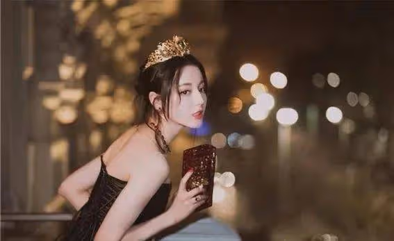 迪麗熱巴頻頻捂胸遭群嘲？私密生活照流出大白其苦衷