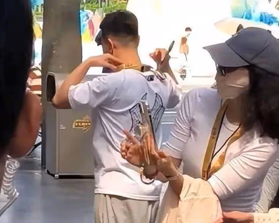 章影后現身環球影城親子游!路人驚呼:明星人美心更美