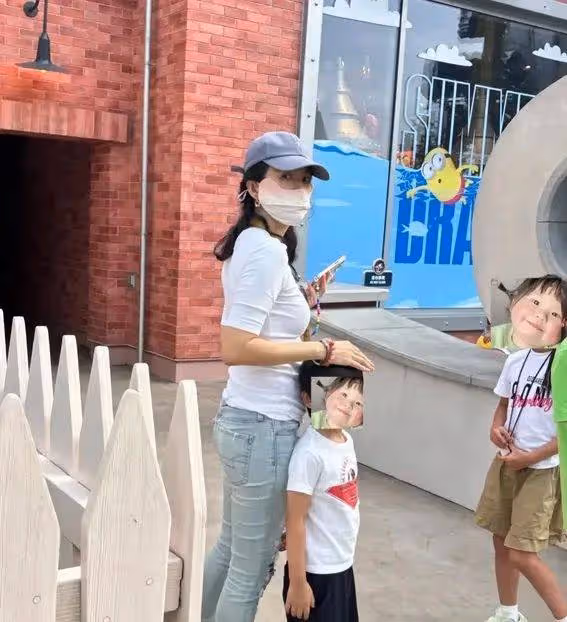 章影后現身環球影城親子游!路人驚呼:明星人美心更美