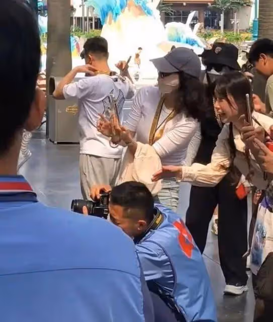 章影后現身環球影城親子游!路人驚呼:明星人美心更美