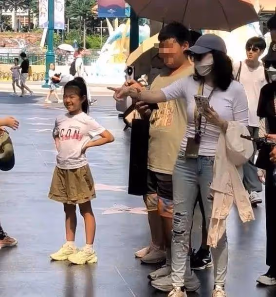 章影后現身環球影城親子游!路人驚呼:明星人美心更美