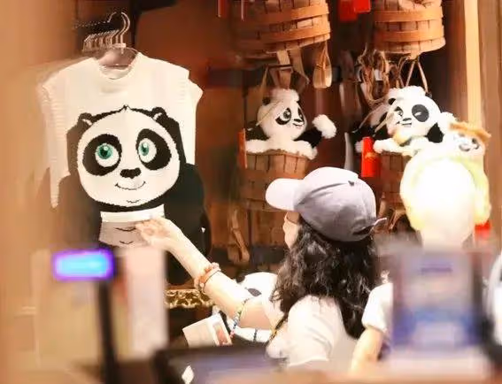 章影后現身環球影城親子游!路人驚呼:明星人美心更美