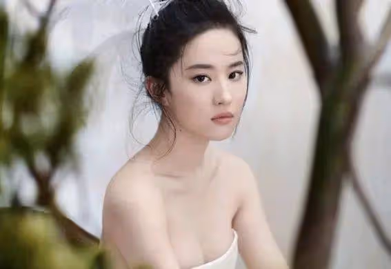 64歲劉亦菲媽媽秘籍曝光,自律生活方式讓她比女兒更年輕靚麗!