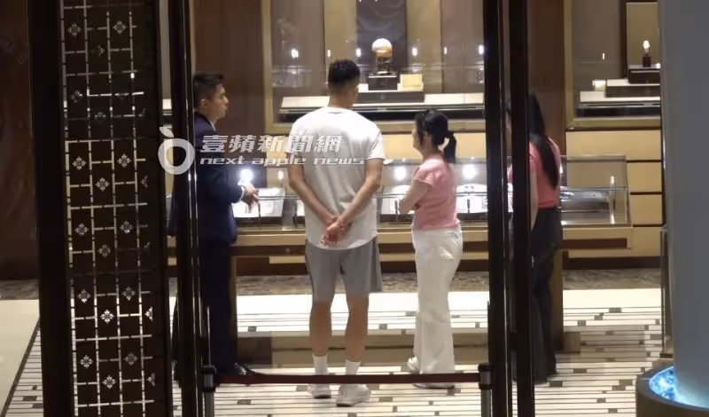 壹蘋10點強打｜王齊麟挑情侶裝買鑽戒！約會陳詩媛做滿全套　連逛CHAUMET、百達翡麗（狗仔直擊）