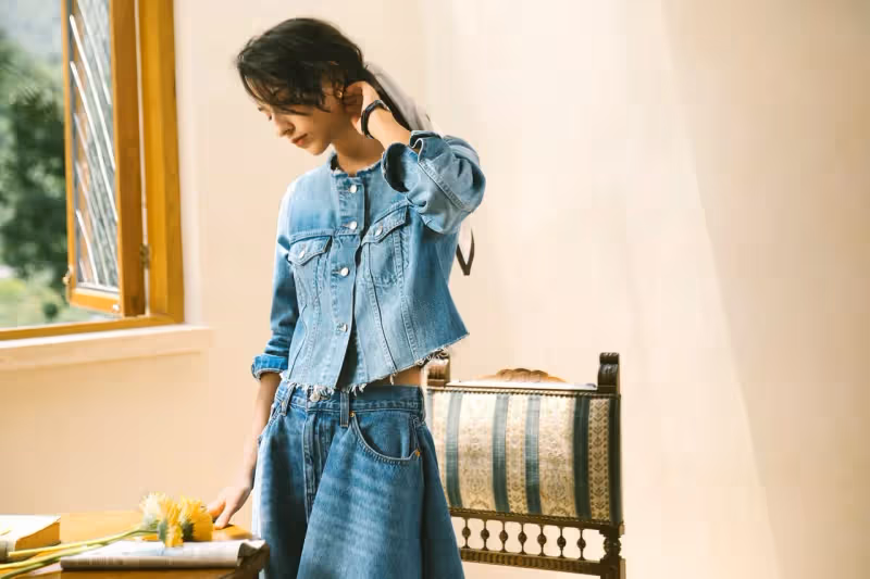 Levi’s單寧裙裝俏麗又百搭　這件根本「行走的修圖神器」