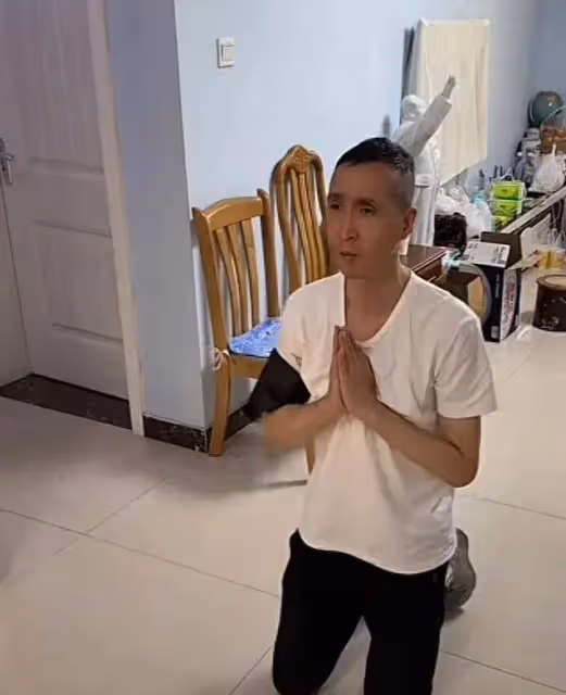 條子哥韓兆導演媽媽去世!披麻戴孝深情悲傷,曬母子合照讓人破防