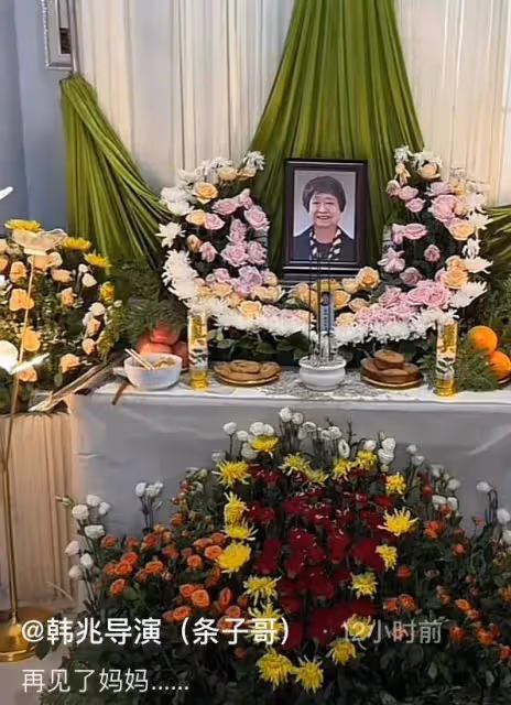 條子哥韓兆導演媽媽去世!披麻戴孝深情悲傷,曬母子合照讓人破防