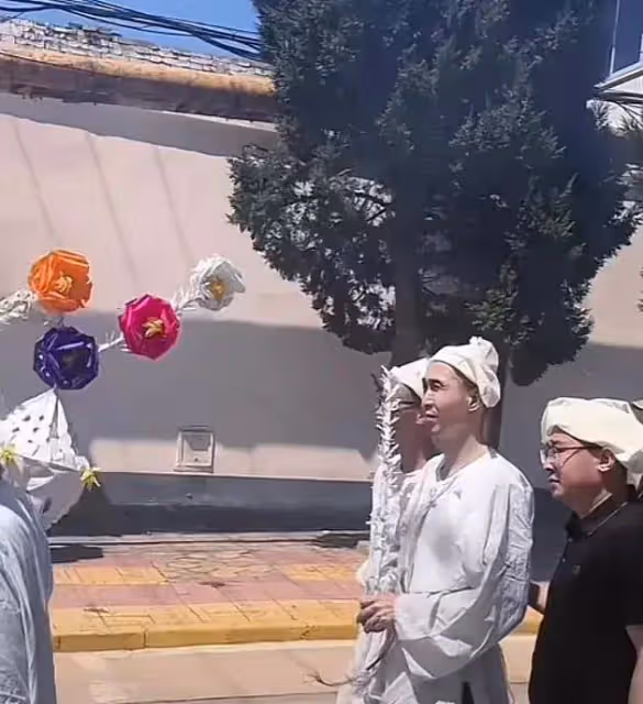 條子哥韓兆導演媽媽去世!披麻戴孝深情悲傷,曬母子合照讓人破防