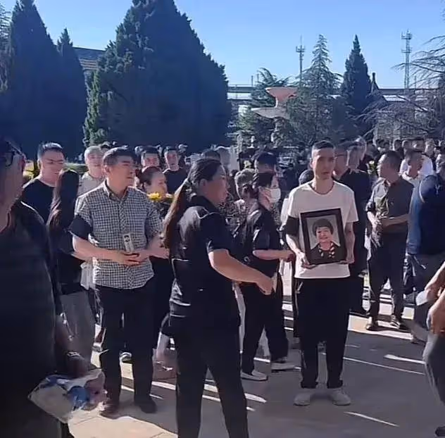 條子哥韓兆導演媽媽去世!披麻戴孝深情悲傷,曬母子合照讓人破防