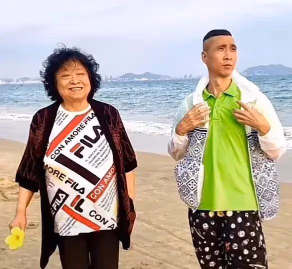條子哥韓兆導演媽媽去世!披麻戴孝深情悲傷,曬母子合照讓人破防