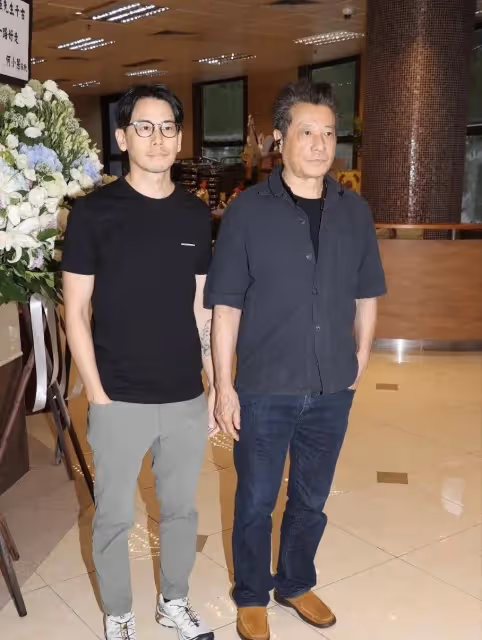 一路走好!TVB前高層鄭偉強設靈,花旦陳煒現身靈堂神情哀傷