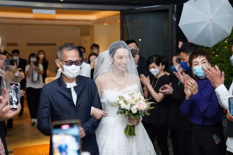 一路走好!TVB前高層鄭偉強設靈,花旦陳煒現身靈堂神情哀傷