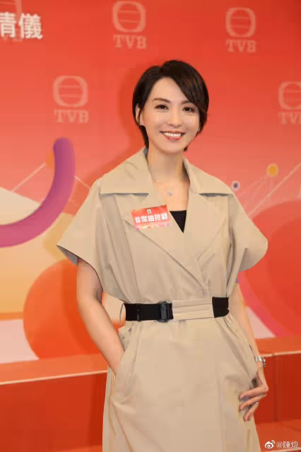 一路走好!TVB前高層鄭偉強設靈,花旦陳煒現身靈堂神情哀傷
