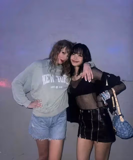 Lisa力挺BLACKPINK不解散,盛讚霉霉:唱功瘋狂,令人折服!