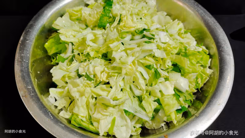 黃瓜、苦瓜靠邊站!天熱這菜敞開吃,捏一捏炒一炒,鮮爽脆嫩都有、還有好胃口