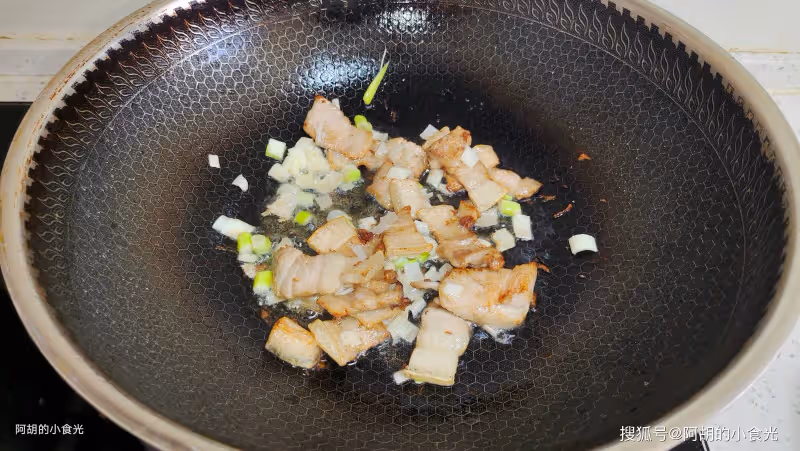黃瓜、苦瓜靠邊站!天熱這菜敞開吃,捏一捏炒一炒,鮮爽脆嫩都有、還有好胃口