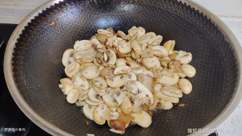 黃瓜、苦瓜靠邊站!天熱這菜敞開吃,捏一捏炒一炒,鮮爽脆嫩都有、還有好胃口