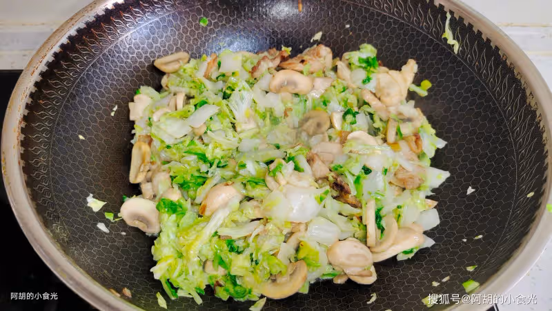 黃瓜、苦瓜靠邊站!天熱這菜敞開吃,捏一捏炒一炒,鮮爽脆嫩都有、還有好胃口