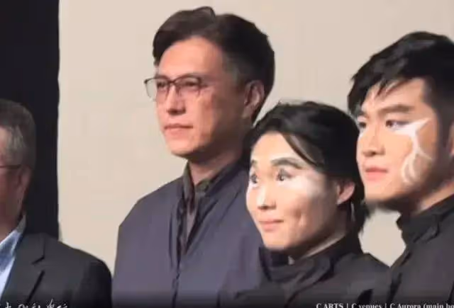 網友國外偶遇靳東，47歲靳東真實狀態曝光，白髮花白本人十分顯老