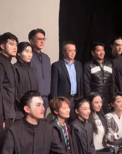 網友國外偶遇靳東，47歲靳東真實狀態曝光，白髮花白本人十分顯老