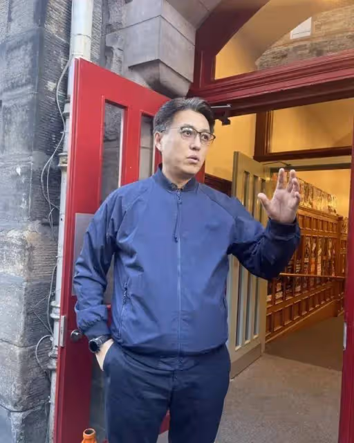 網友國外偶遇靳東，47歲靳東真實狀態曝光，白髮花白本人十分顯老