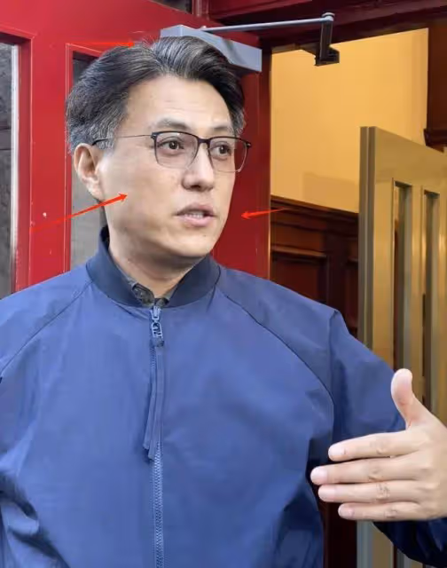 網友國外偶遇靳東，47歲靳東真實狀態曝光，白髮花白本人十分顯老