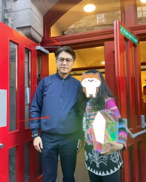 網友國外偶遇靳東，47歲靳東真實狀態曝光，白髮花白本人十分顯老