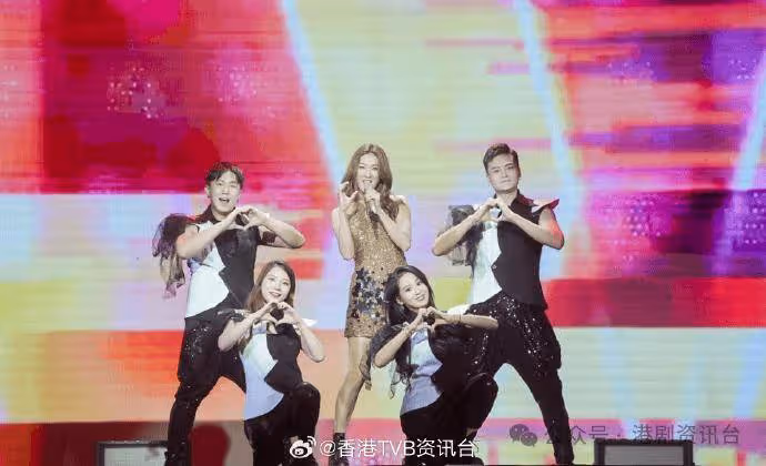 鍾嘉欣廣州開唱姐妹們後台送驚喜！苟芸慧瘦一圈生圖狀態驚人