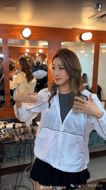 鍾嘉欣廣州開唱姐妹們後台送驚喜！苟芸慧瘦一圈生圖狀態驚人