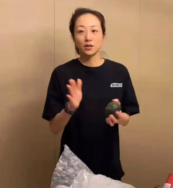 韓雪素顏現身,本人真實顏值曝光,素顏本人顯老皺紋明顯