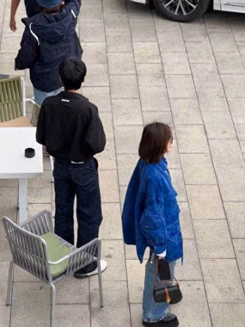 網友新疆偶遇張若昀唐藝昕,二人街邊閒聊溫馨和睦