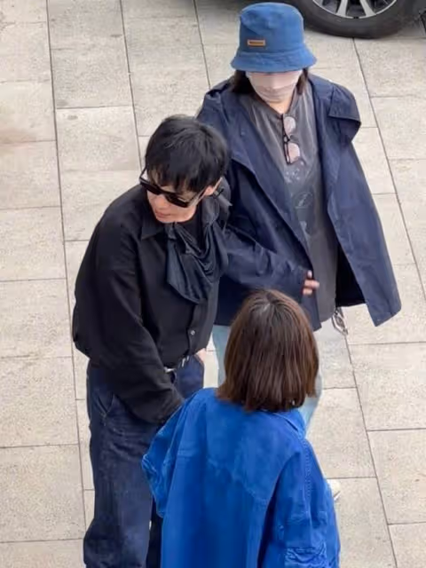 網友新疆偶遇張若昀唐藝昕,二人街邊閒聊溫馨和睦