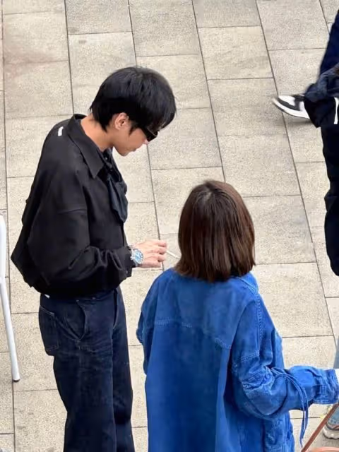 網友新疆偶遇張若昀唐藝昕,二人街邊閒聊溫馨和睦