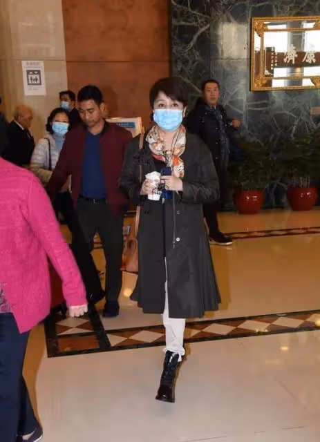 露餡啦!賭王何鴻燊探視現場偏愛四太梁安琪,三太陳婉珍一臉緊張隨意打扮