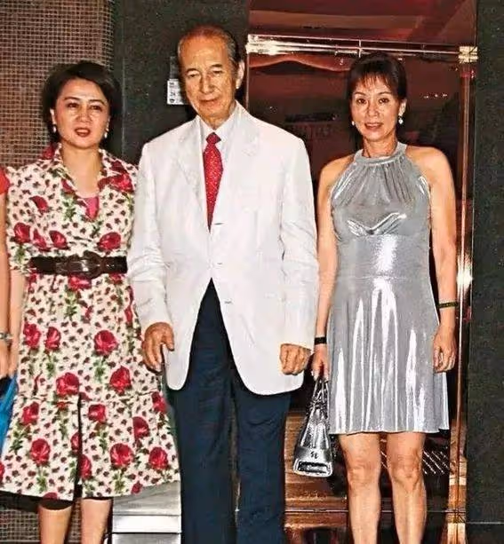 露餡啦!賭王何鴻燊探視現場偏愛四太梁安琪,三太陳婉珍一臉緊張隨意打扮