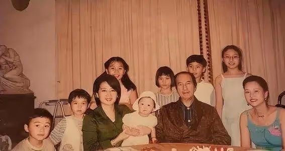 露餡啦!賭王何鴻燊探視現場偏愛四太梁安琪,三太陳婉珍一臉緊張隨意打扮