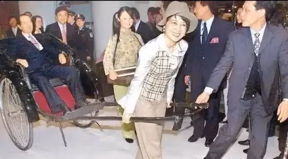 露餡啦!賭王何鴻燊探視現場偏愛四太梁安琪,三太陳婉珍一臉緊張隨意打扮