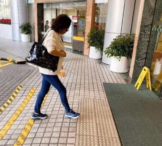 露餡啦!賭王何鴻燊探視現場偏愛四太梁安琪,三太陳婉珍一臉緊張隨意打扮