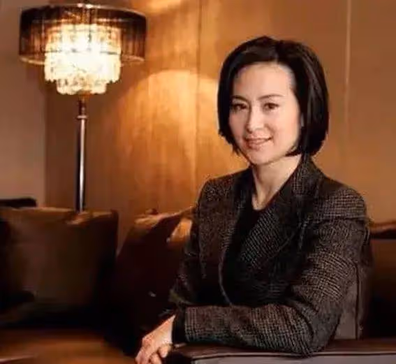 露餡啦!賭王何鴻燊探視現場偏愛四太梁安琪,三太陳婉珍一臉緊張隨意打扮