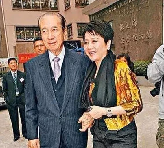 露餡啦!賭王何鴻燊探視現場偏愛四太梁安琪,三太陳婉珍一臉緊張隨意打扮