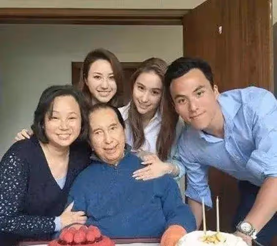 露餡啦!賭王何鴻燊探視現場偏愛四太梁安琪,三太陳婉珍一臉緊張隨意打扮