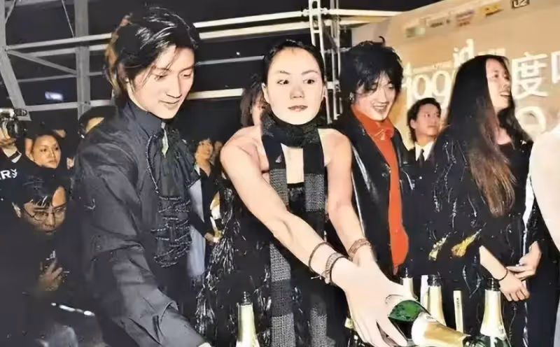 謝霆鋒向王菲求復合82次!被謝霆鋒寫進歌里的王菲,現在聽全是刀