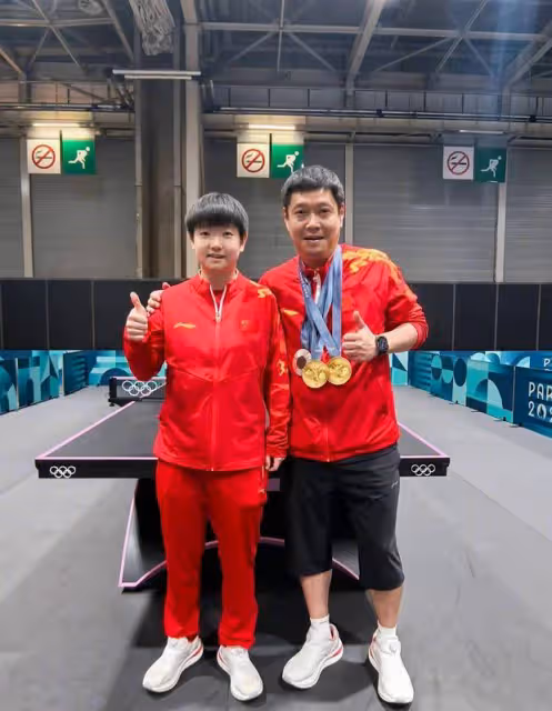 孫穎莎巴黎回國路透曝光:紅白T恤盡顯幹練,包子臉萌態可掬