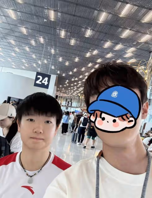孫穎莎巴黎回國路透曝光:紅白T恤盡顯幹練,包子臉萌態可掬